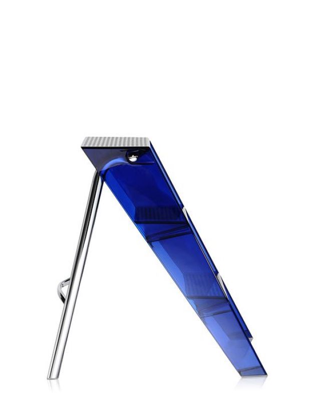 Nahaufnahme der blauen Kartell Upper Klappleiter mit silbernen Beinen, modernes Design für den Haushalt.