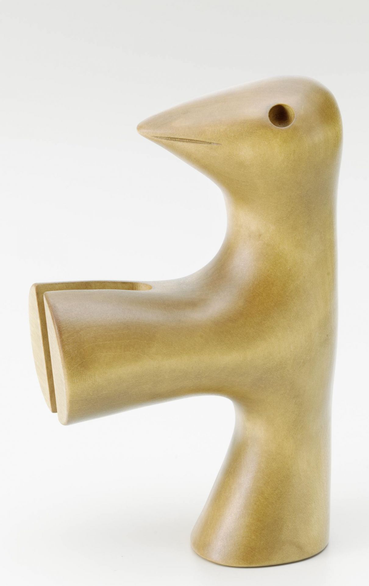 Detailaufnahme der Vitra Girard Bird Skulptur, einer dekorativen Holzfigur für moderne Wohnkultur.