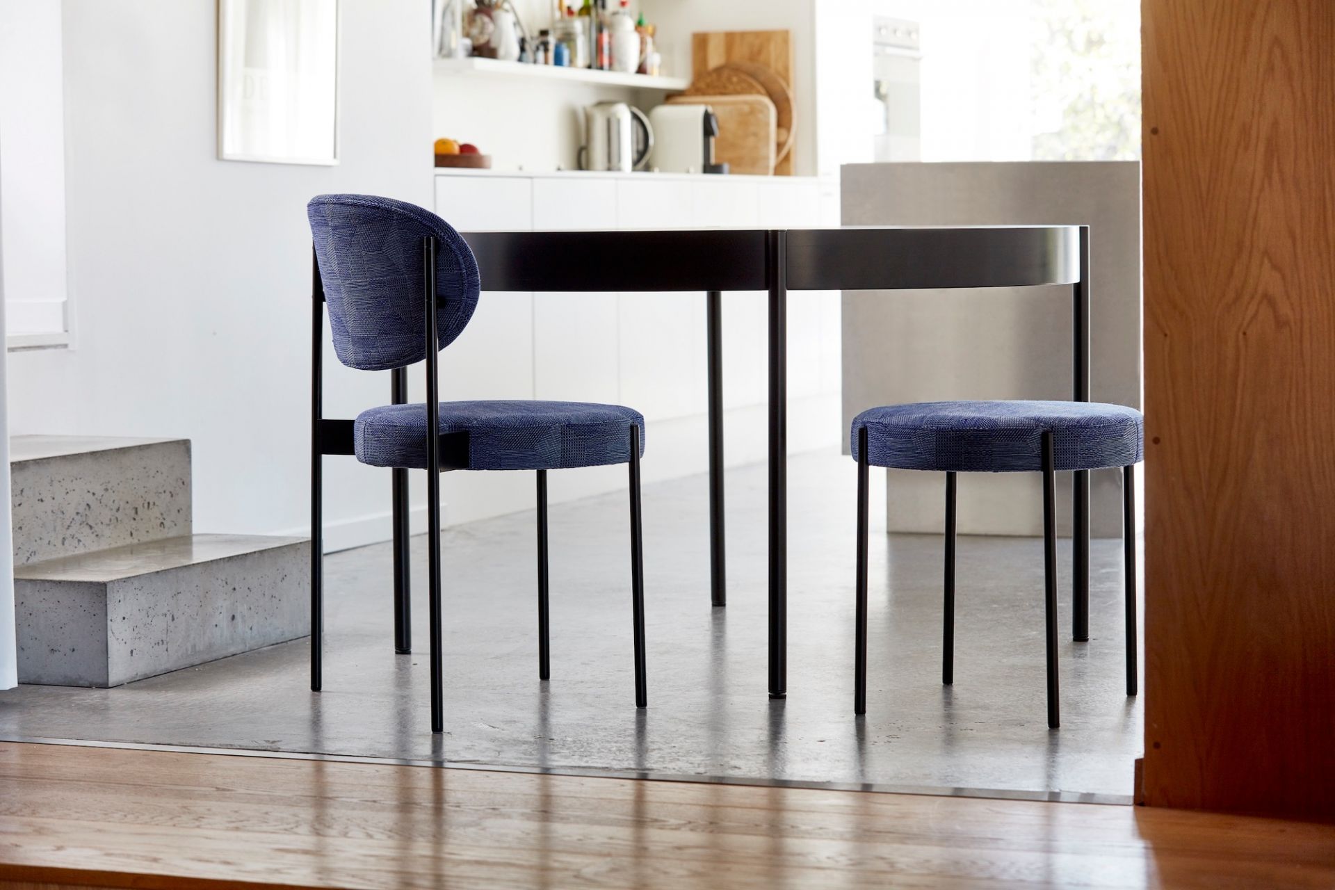 Weißer Series 430 Tisch von Verpan mit Stuhl und Hocker im modernen Esszimmer.