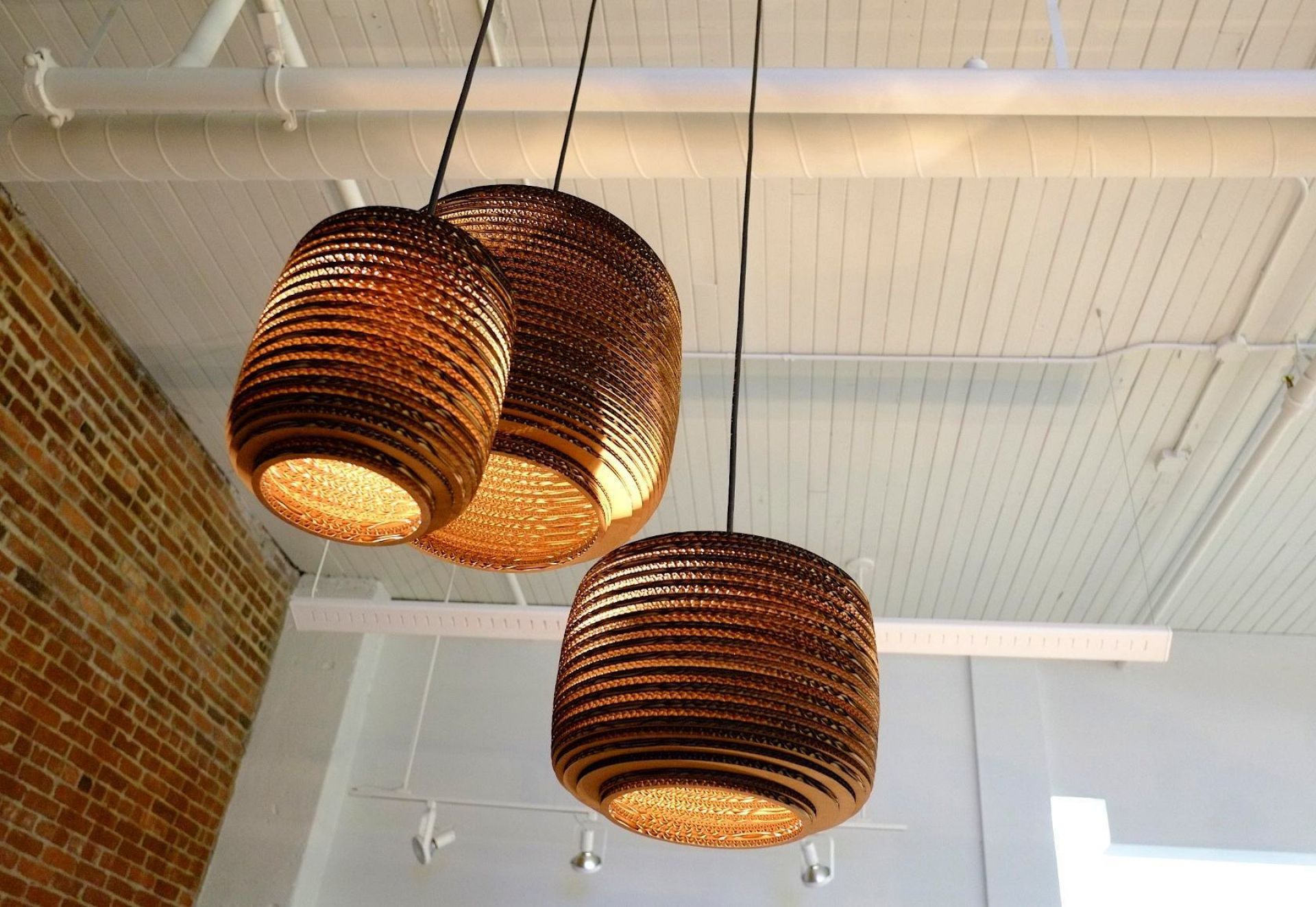 Drei Ausi12 Scraplights Hängeleuchten von Graypants aus recycelter Pappe, warmes Licht, modernes Design.