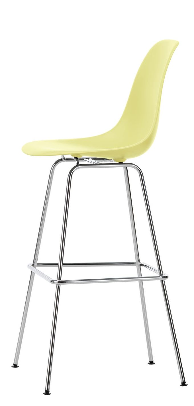 Vitra Eames Plastic Bar Stool High, gelber Design Hocker mit verchromtem Metallgestell, seitliche Ansicht.