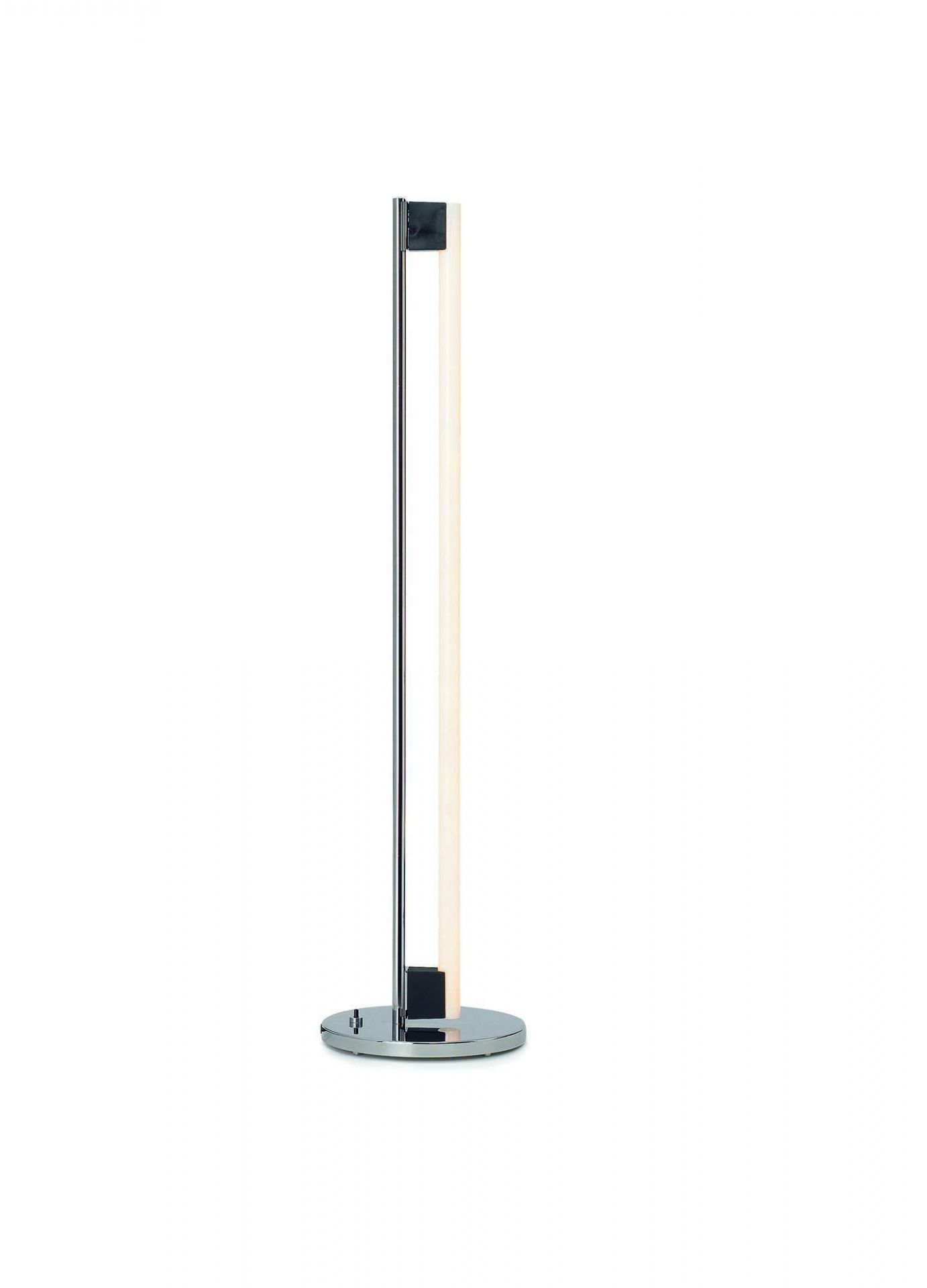 ClassiCon Tube Light Stehleuchte mit Chromgestell und vertikalem, leuchtendem Tubus für modernes Wohnambiente.