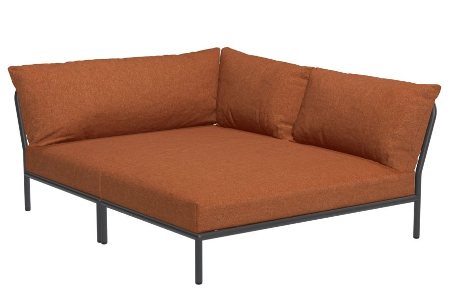 Level 2 Cozy Corner Ecksofa von Houe für den Außenbereich mit orangefarbenen Kissen und schwarzem Rahmen.