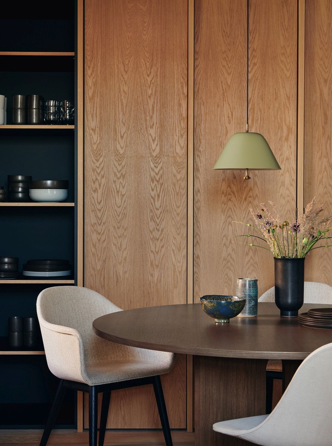 Audo Copenhagen Harbour Dining Chair Stuhl an Esstisch mit Geschirr und Dekoration.