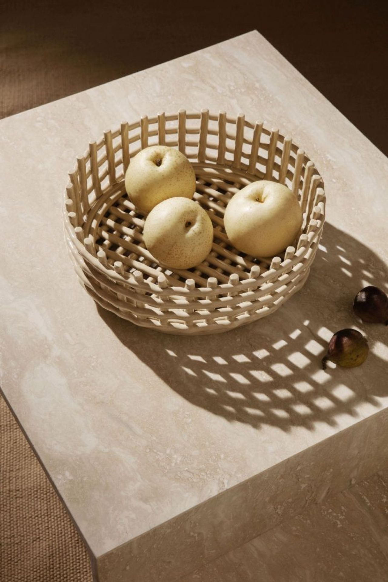 Cashmere Ferm Living Korb aus Keramik mit Früchten als dekoratives Tischobjekt.