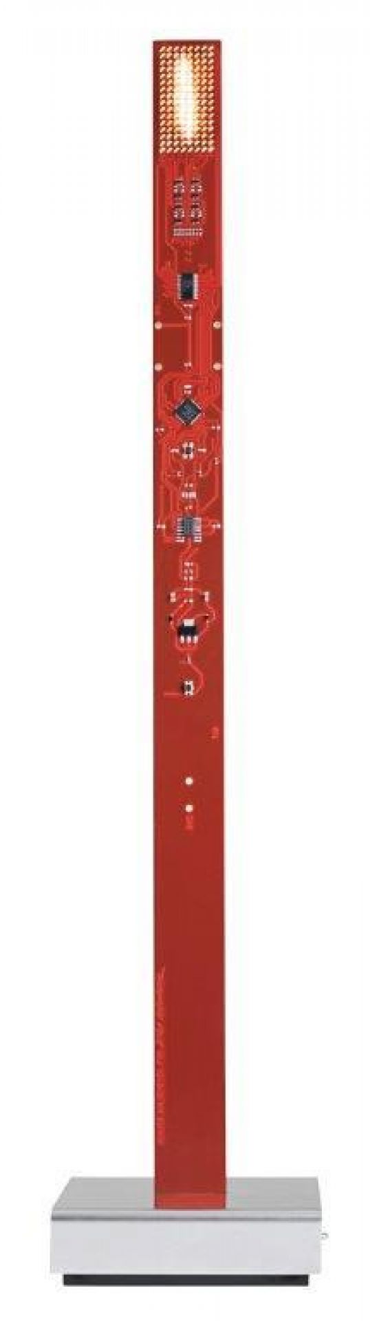My New Flame Tischleuchte von Ingo Maurer: Rote LED Lampe mit Platinenmuster auf silbernem Sockel.