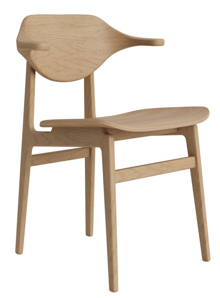 NORR11 Bufala Dining Chair Stuhl aus hellem Eichenholz, modernes Design mit Armlehnen und geschwungener Rückenlehne.