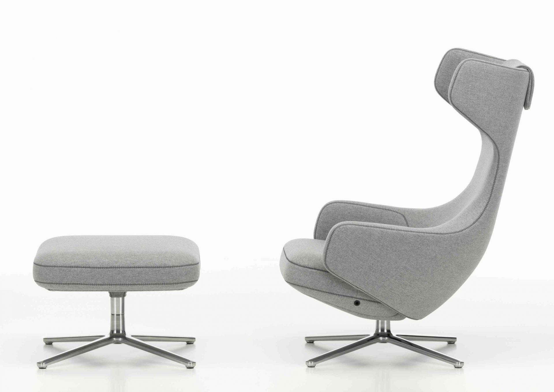 Grand Repos Sessel mit Ottoman von Vitra, Bezug Cosy Kieselstein und poliertem Aluminiumfuß.