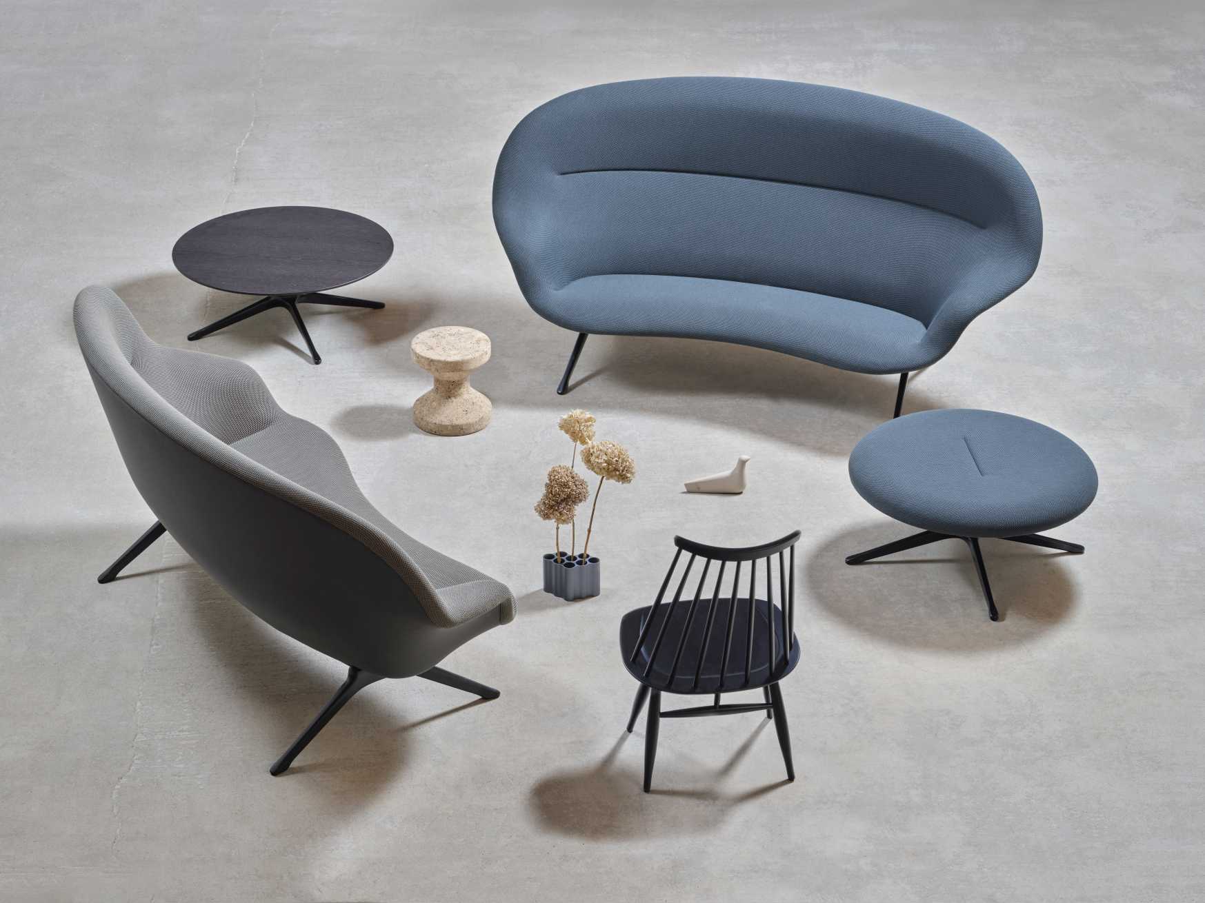 Abalon Platform Ottoman von Vitra, blauer Hocker als Teil einer modernen Wohnzimmer-Möbelkollektion.