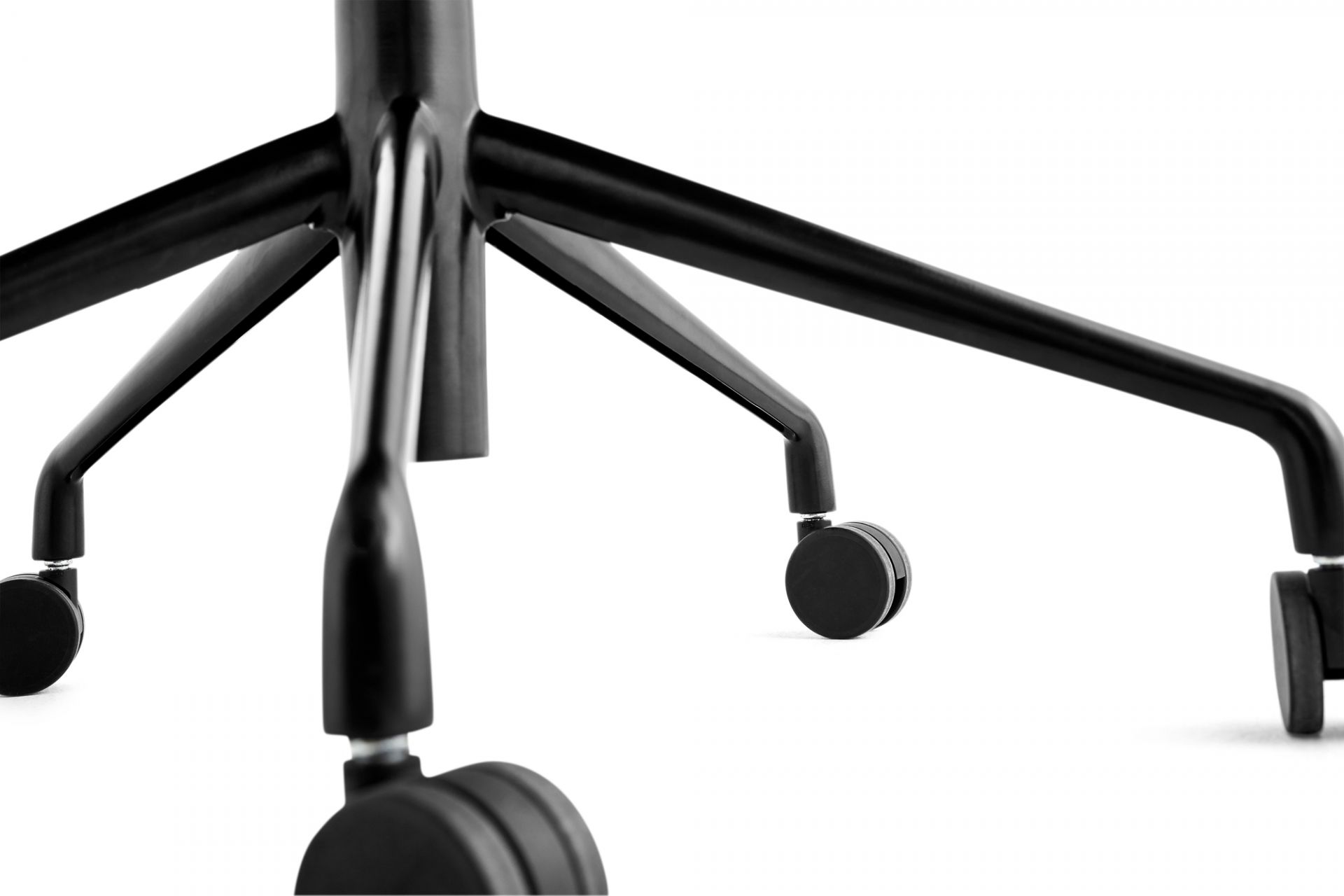 Detailaufnahme des schwarzen Fußkreuzes mit Rollen vom Hay About a Chair AAC 153 Stuhl.