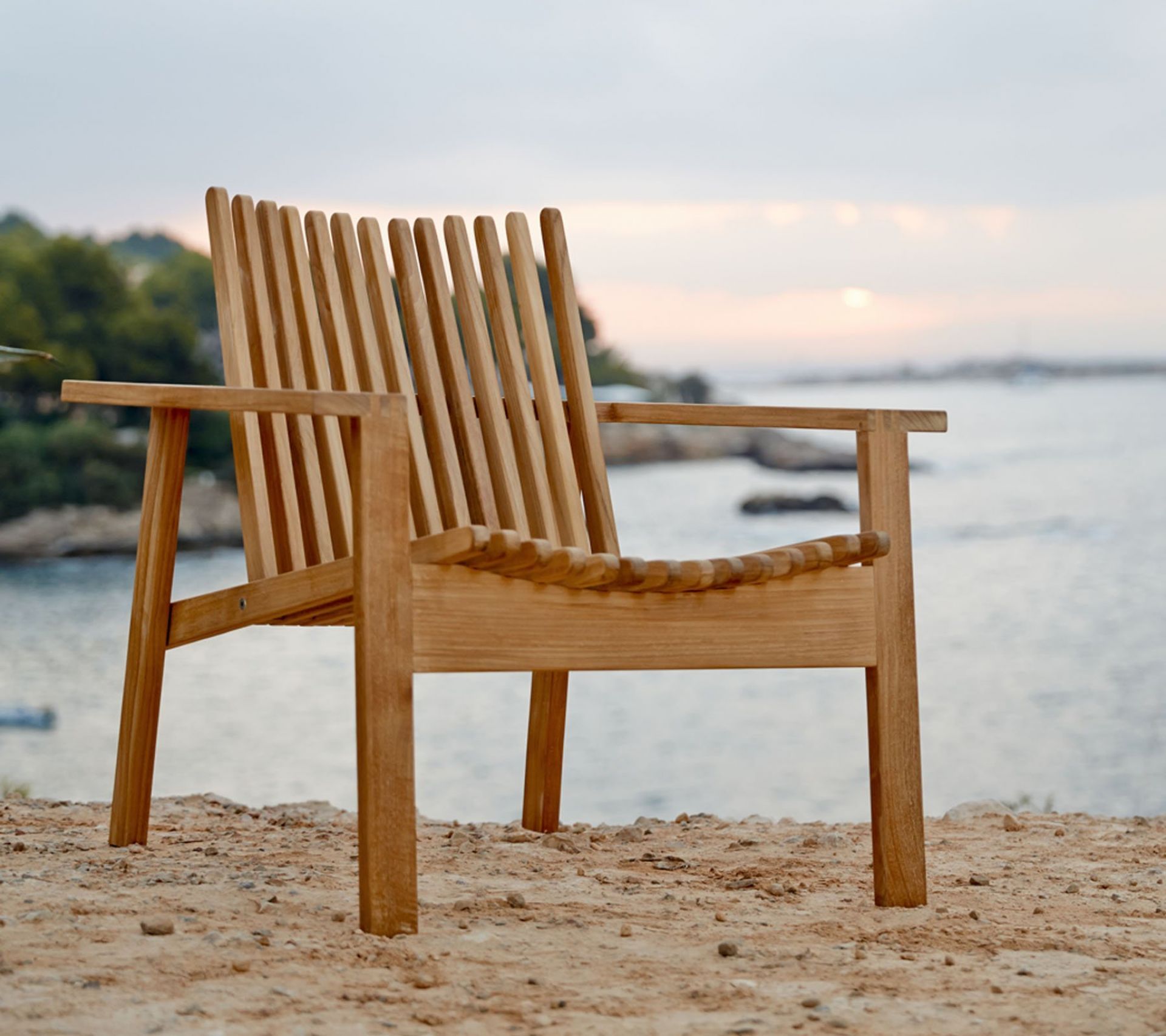 Amaze Loungesessel von Cane-Line aus Teakholz für den Garten oder die Terrasse.