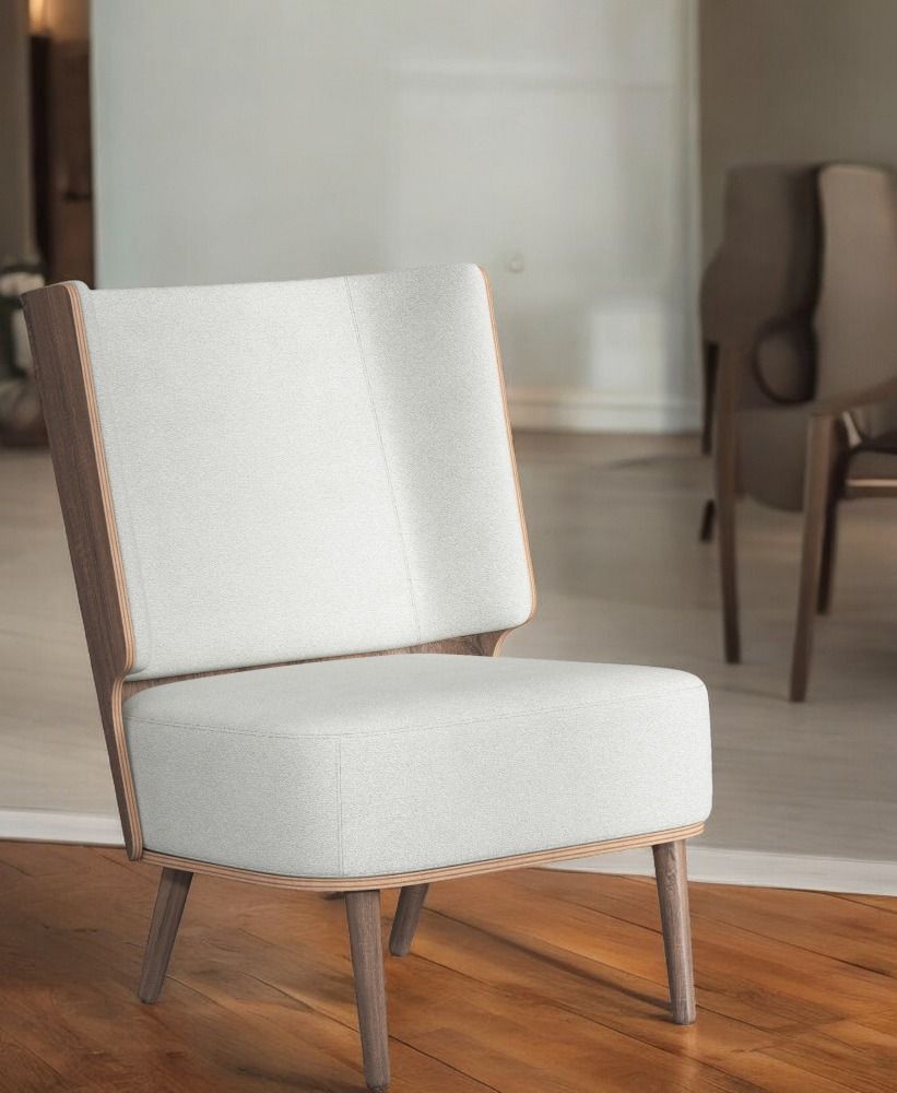 Serena Lounge Chair Sessel mit dunklem Eichenholzrahmen und hellbeigem Stoffbezug. Moderner Sessel für Wohnzimmer.