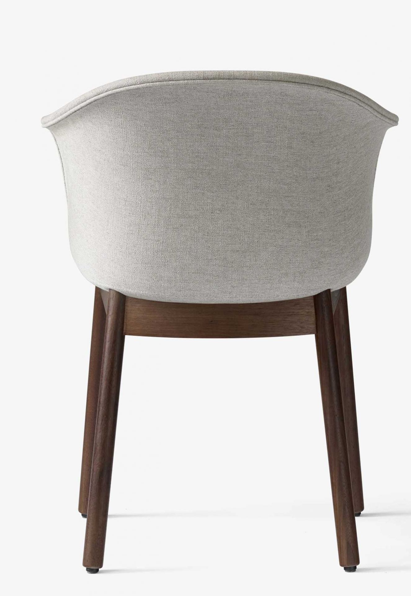 Rückansicht des Elefy Lounge Chair mit Holzgestell und grauer Polsterung von AndTradition.
