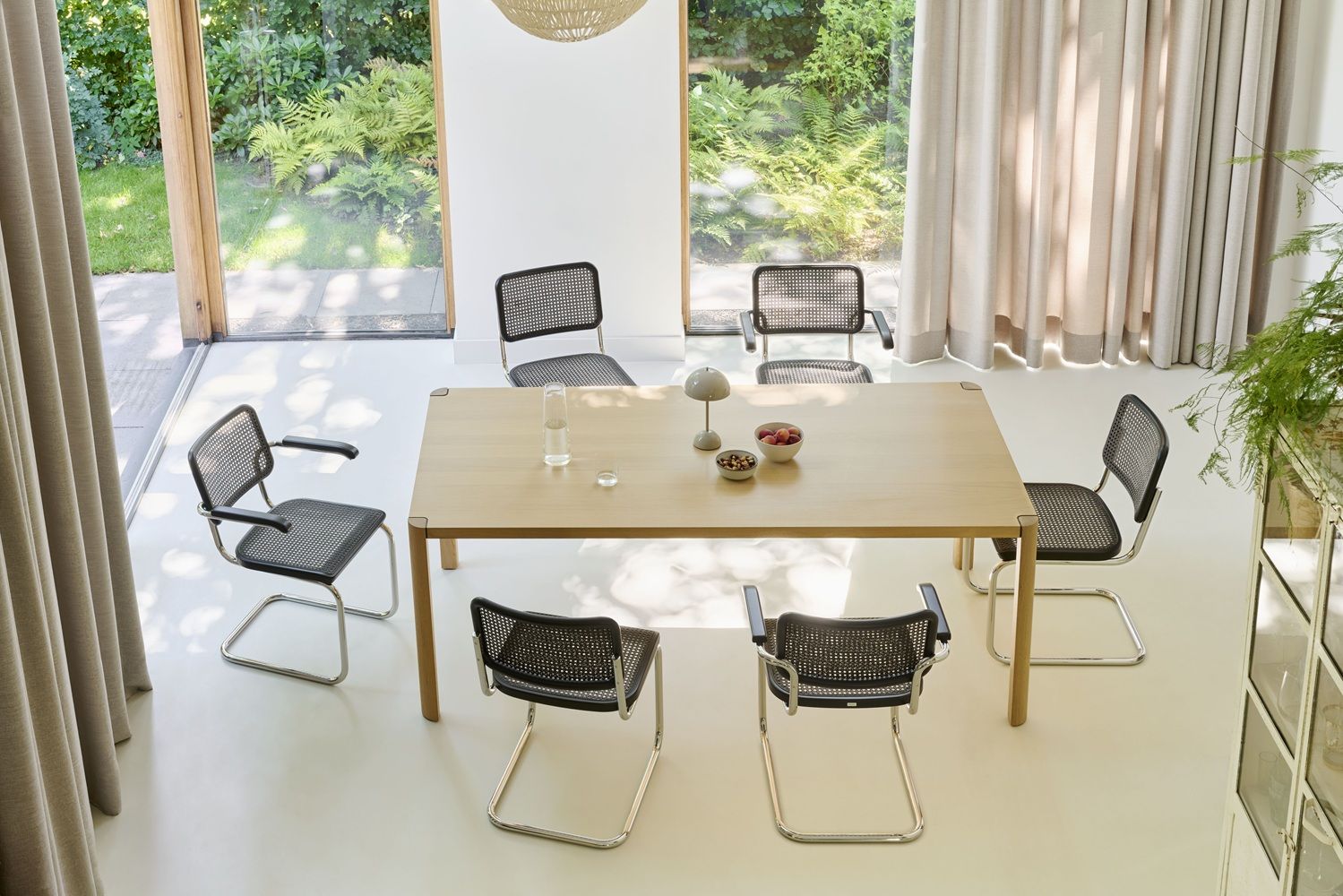 S 64 V Klassieke stalen buisstoel met vrijdragende poten CHROOM/ZWART Thonet VOORKEURSCOMBINATIE