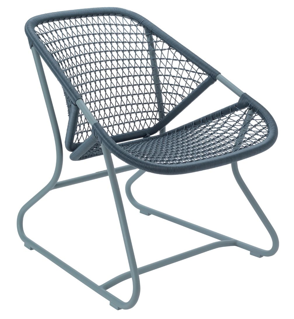 Blauer Sixties Outdoor Sessel von Fermob mit filigranem, wetterfestem Geflecht und Stahlrohrgestell.