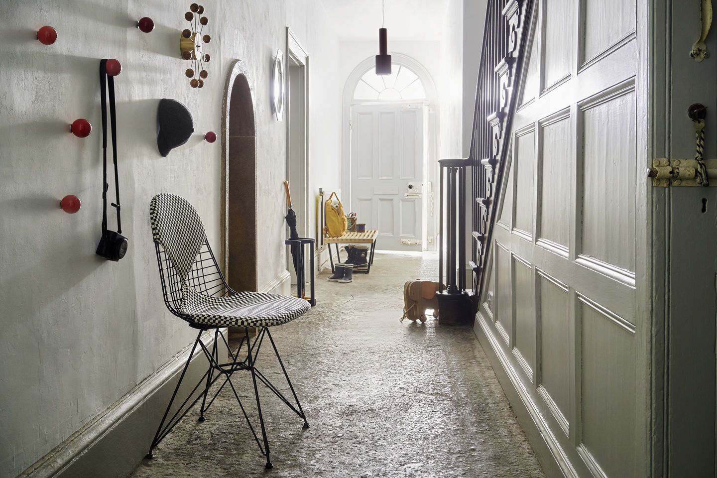 DKR-2 Wire Chair Stuhl von Vitra mit Sitzpolster im Flur eines Hauses.