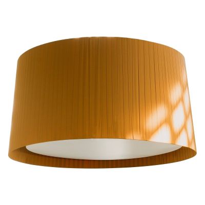 Goldene GT1500 Pendelleuchte von Santa & Cole mit plissiertem Stoffschirm und weißem Diffusor.