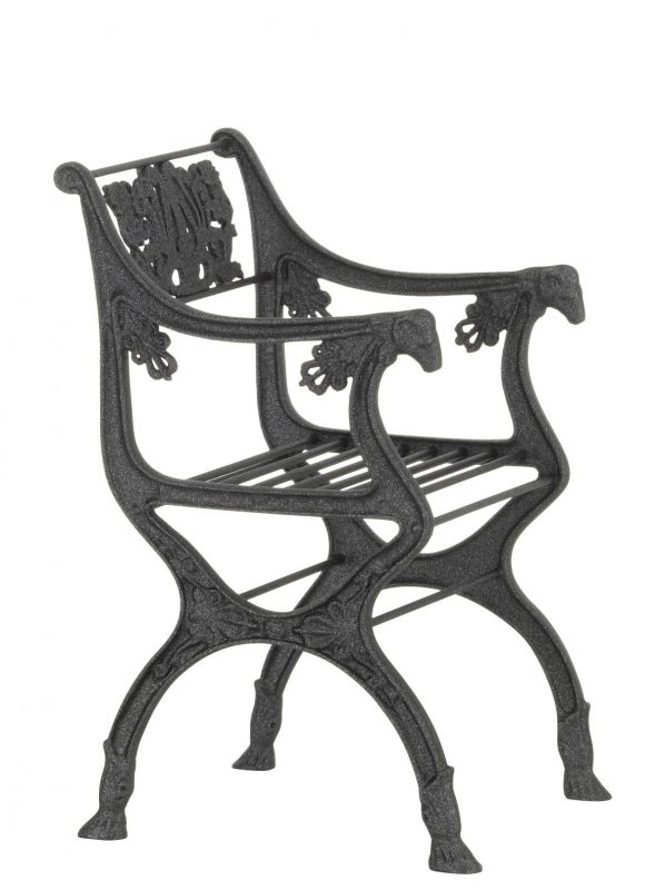 Detailansicht: Schwarzer Gartenstuhl im Miniatur-Design, inspiriert von Vitra, mit filigranen Verzierungen.