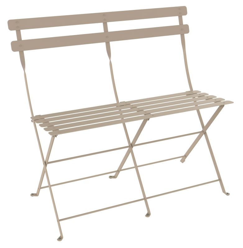 Beige Fermob Bistro Klappbank für zwei Personen, ideal für Garten, Balkon oder Terrasse.