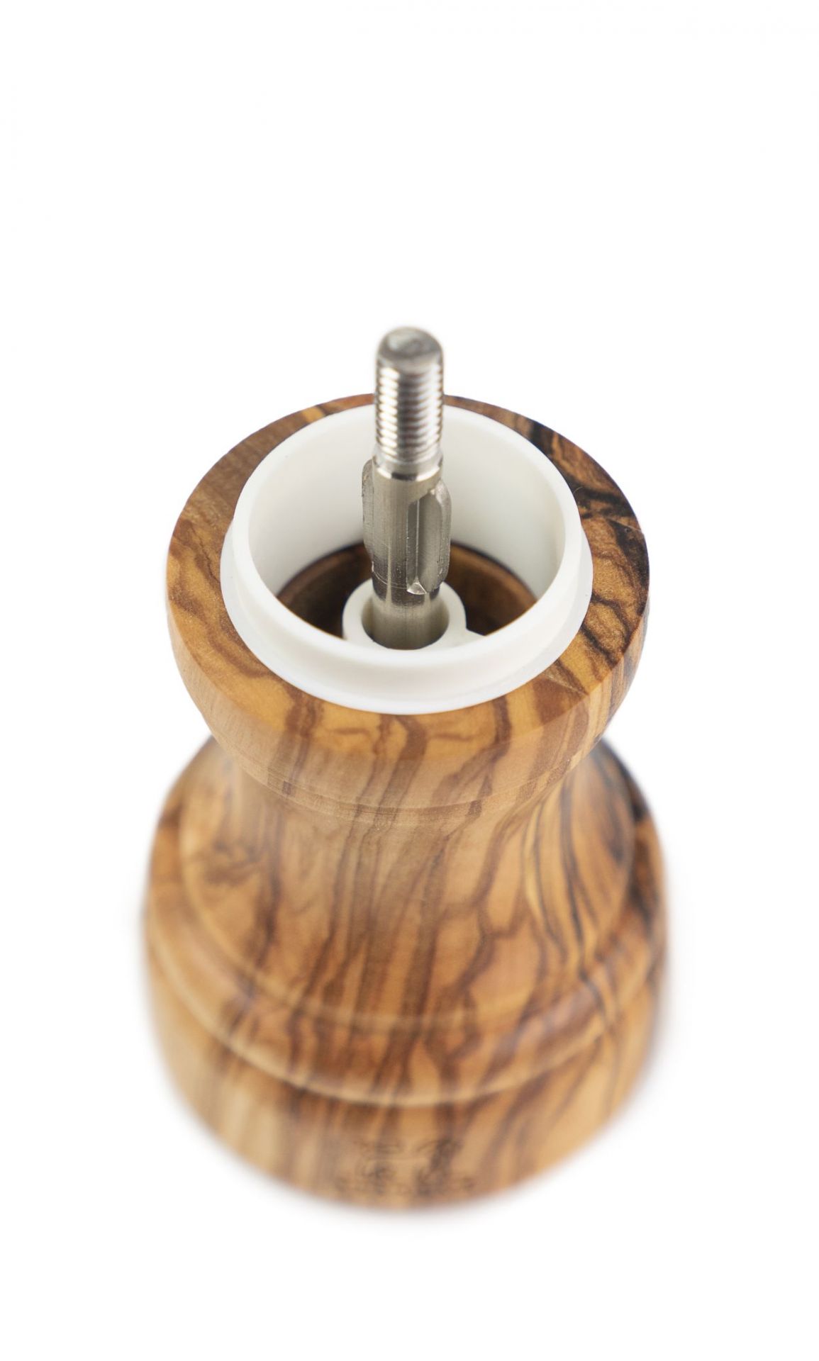Detailaufnahme der Peugeot Bistro Duos Pfeffermühle aus Olivenholz, 10 cm, mit offenem Mahlwerk.
