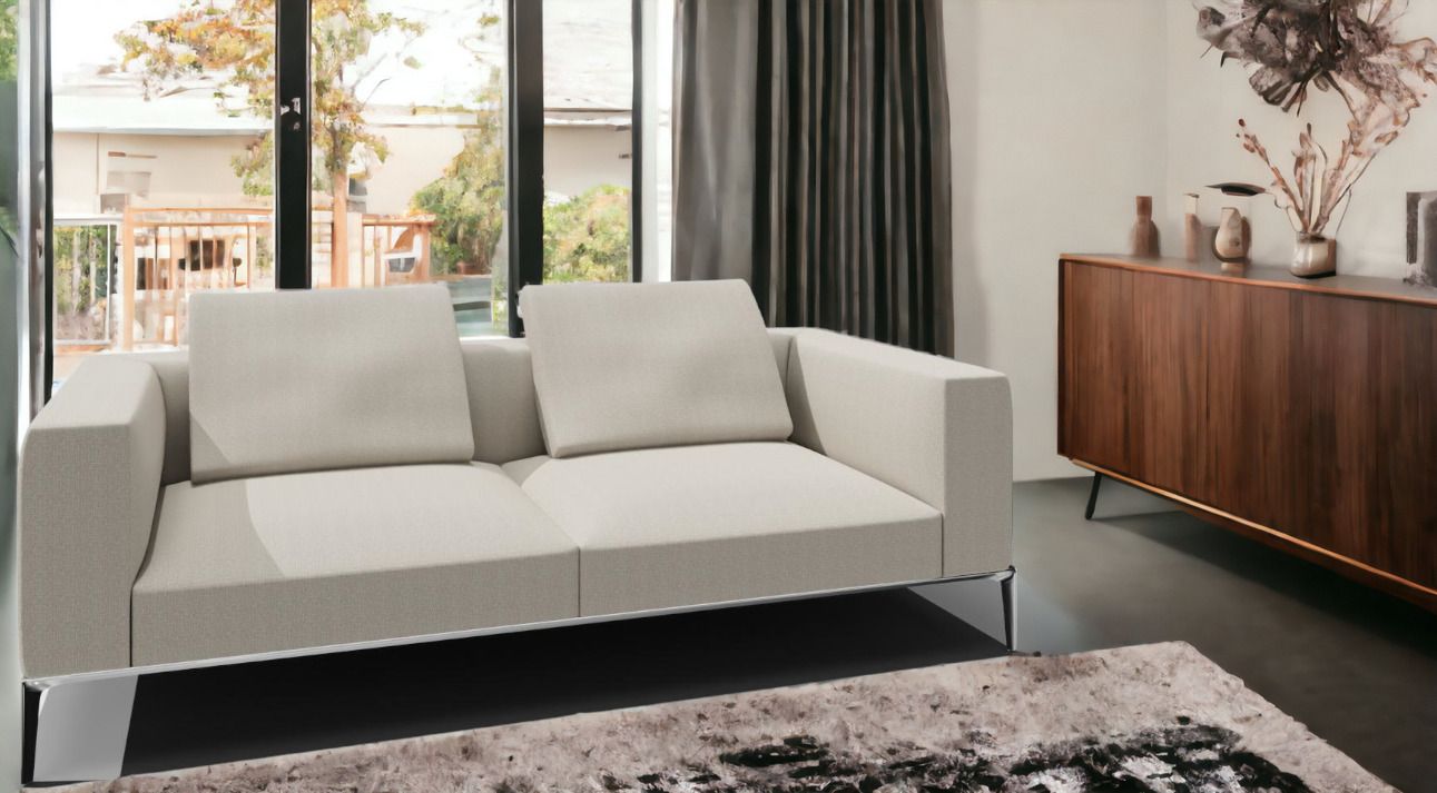 Jaan Living Sofa: Modernes 3-Sitzer Sofa mit silbernem Stoffbezug und bequemen Rückenkissen.