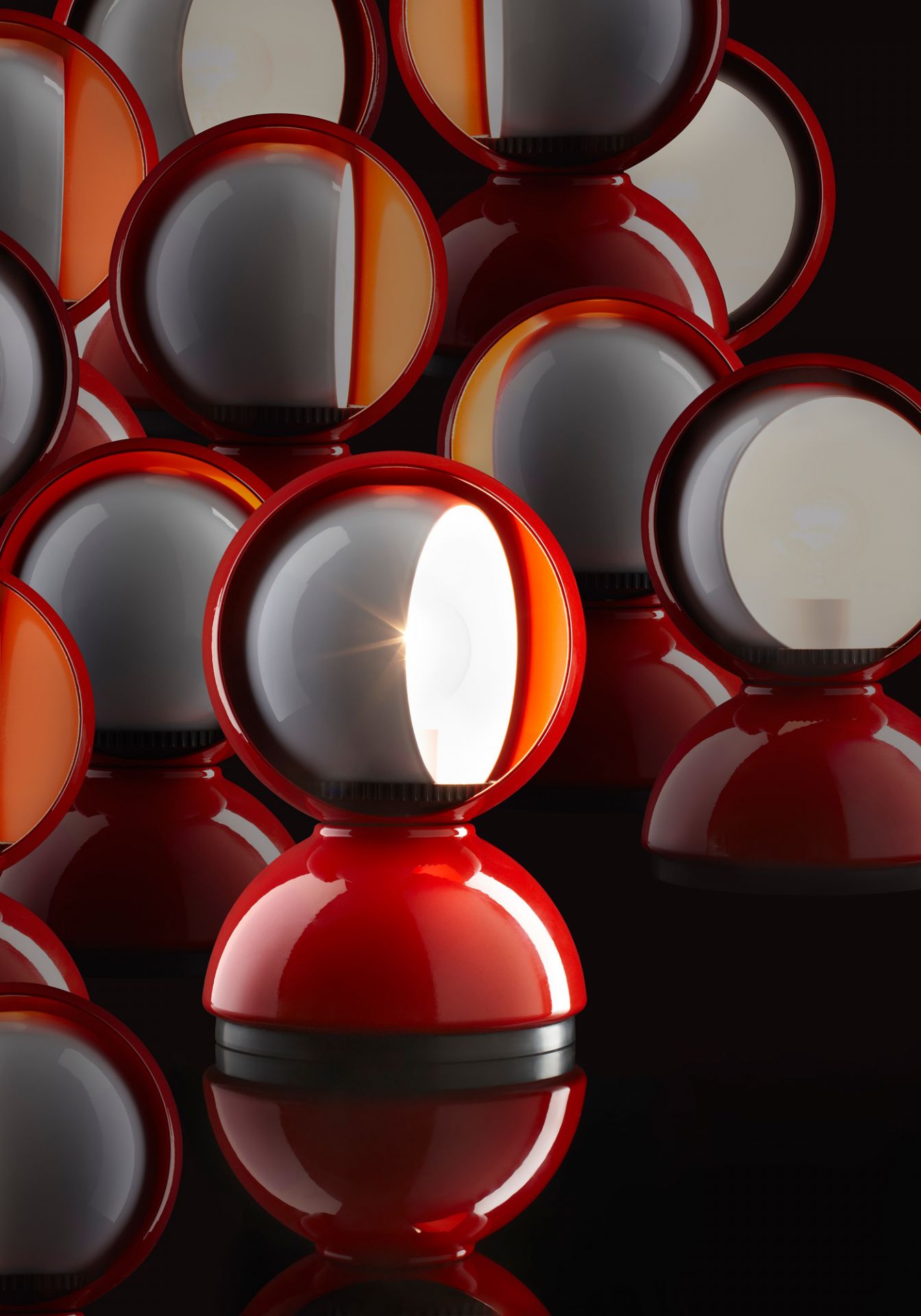 Rote Eclisse Lampe von Artemide: Tischleuchte oder Wandleuchte, ikonisches Designobjekt für modernes Wohnen.