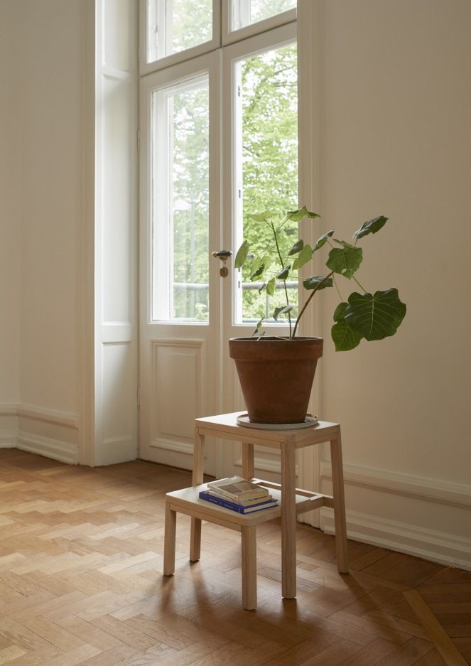 Noboru Trittleiter von Skagerak: Helle Holzleiter mit zwei Stufen, Topfblume und Bücher.
