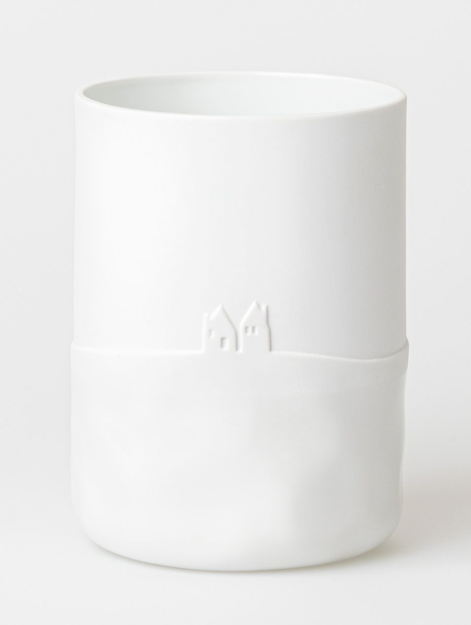 Weiße Schneetag Vase von Räder mit geprägtem Winterdorf-Motiv, moderne Blumenvase für Wohnzimmer und Tischdeko.