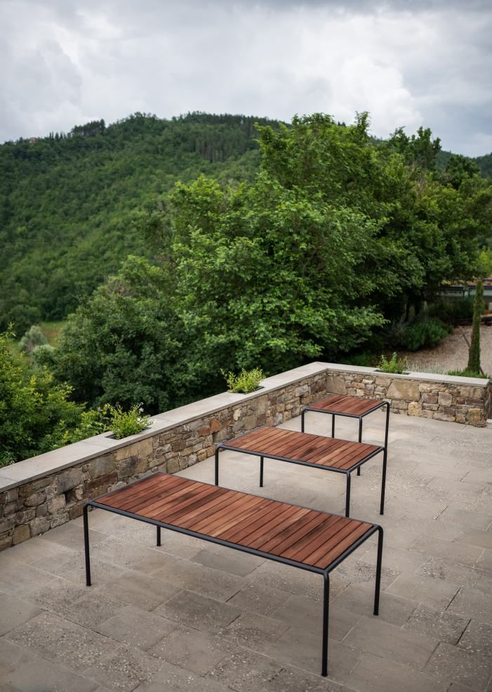 Drei Houe Avanti Esstische aus Holz und Metall für den Außenbereich auf Terrasse.