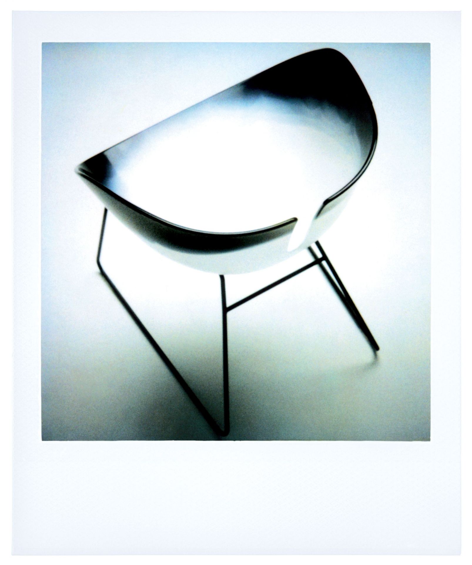 Fjord Stuhl von Moroso, modernes Design mit schwarzem Metallgestell und geschwungener Sitzfläche.