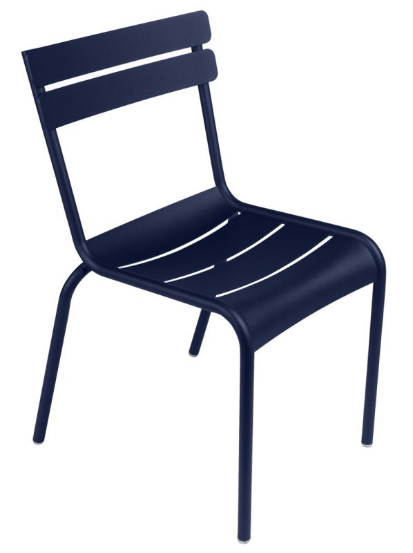 Blauer Luxembourg Stuhl von Fermob, ein moderner Stahlstuhl für den Außenbereich.