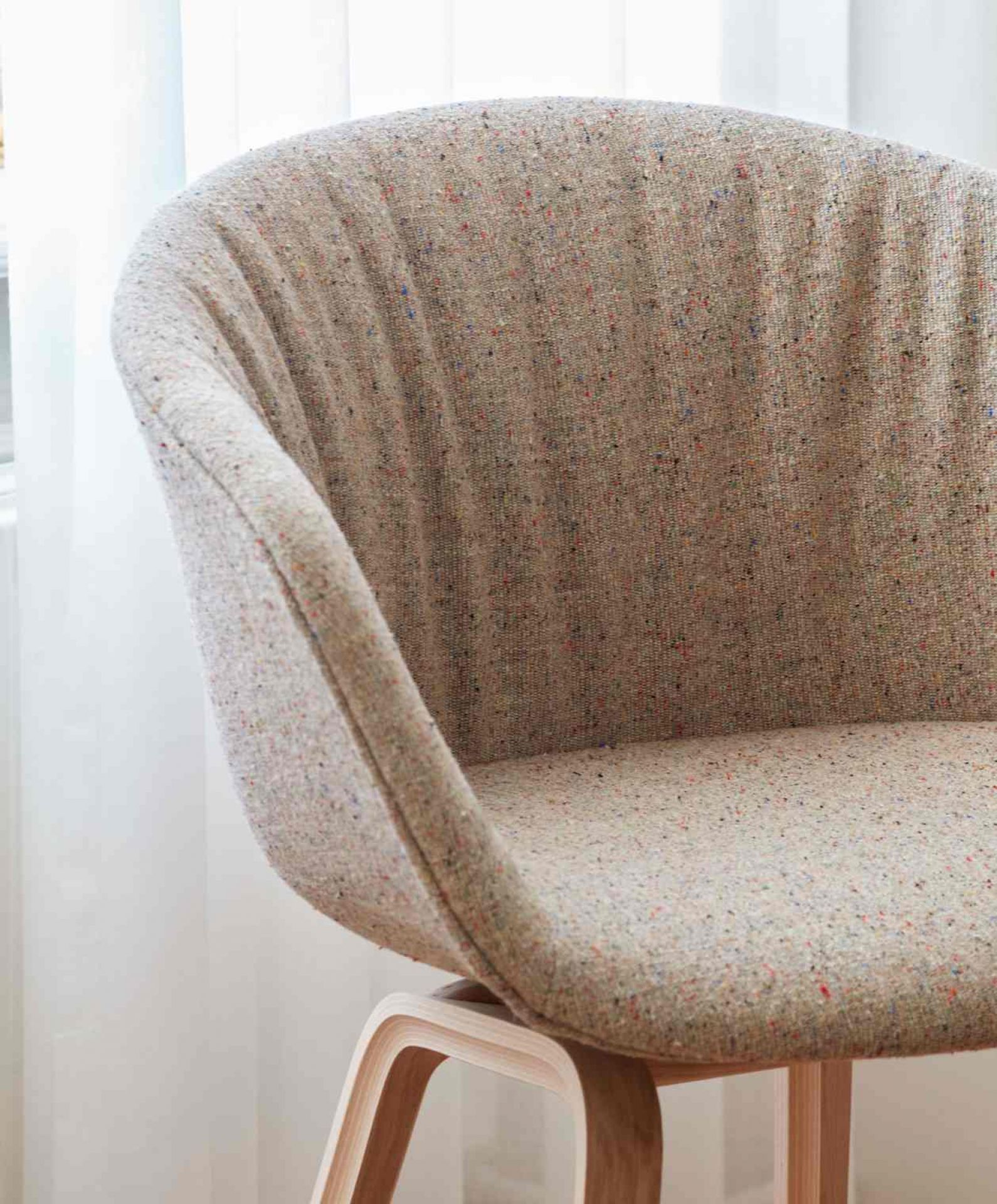 Nahaufnahme: About a Chair AAC23 Stuhl mit Bolgheri Bezug und Holzgestell. Designstuhl für Wohnzimmer.