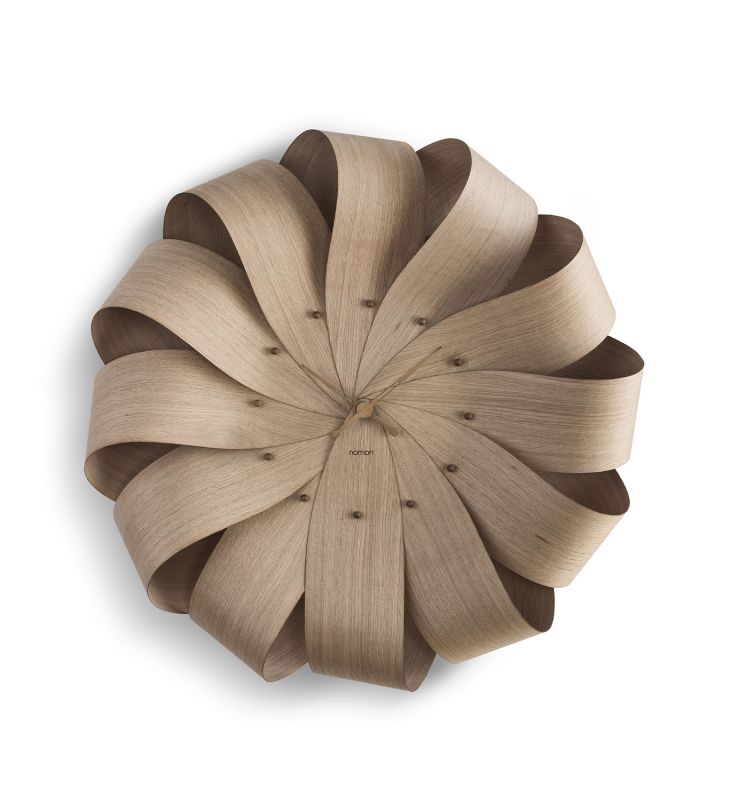 Brisa XL Wanduhr von Nomon: Runde Design-Wanduhr aus hellem Holz, Durchmesser 75cm.