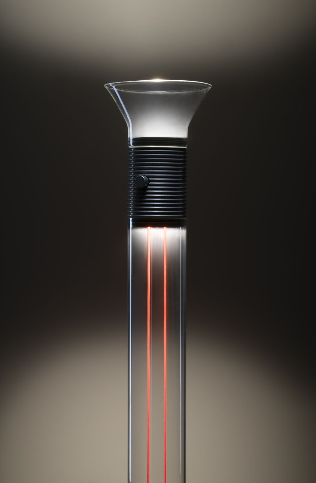 Dia Stehleuchte von Martinelli Luce: Moderne Stehlampe mit Glasaufsatz und roten Lichtelementen im transparenten Schaft.