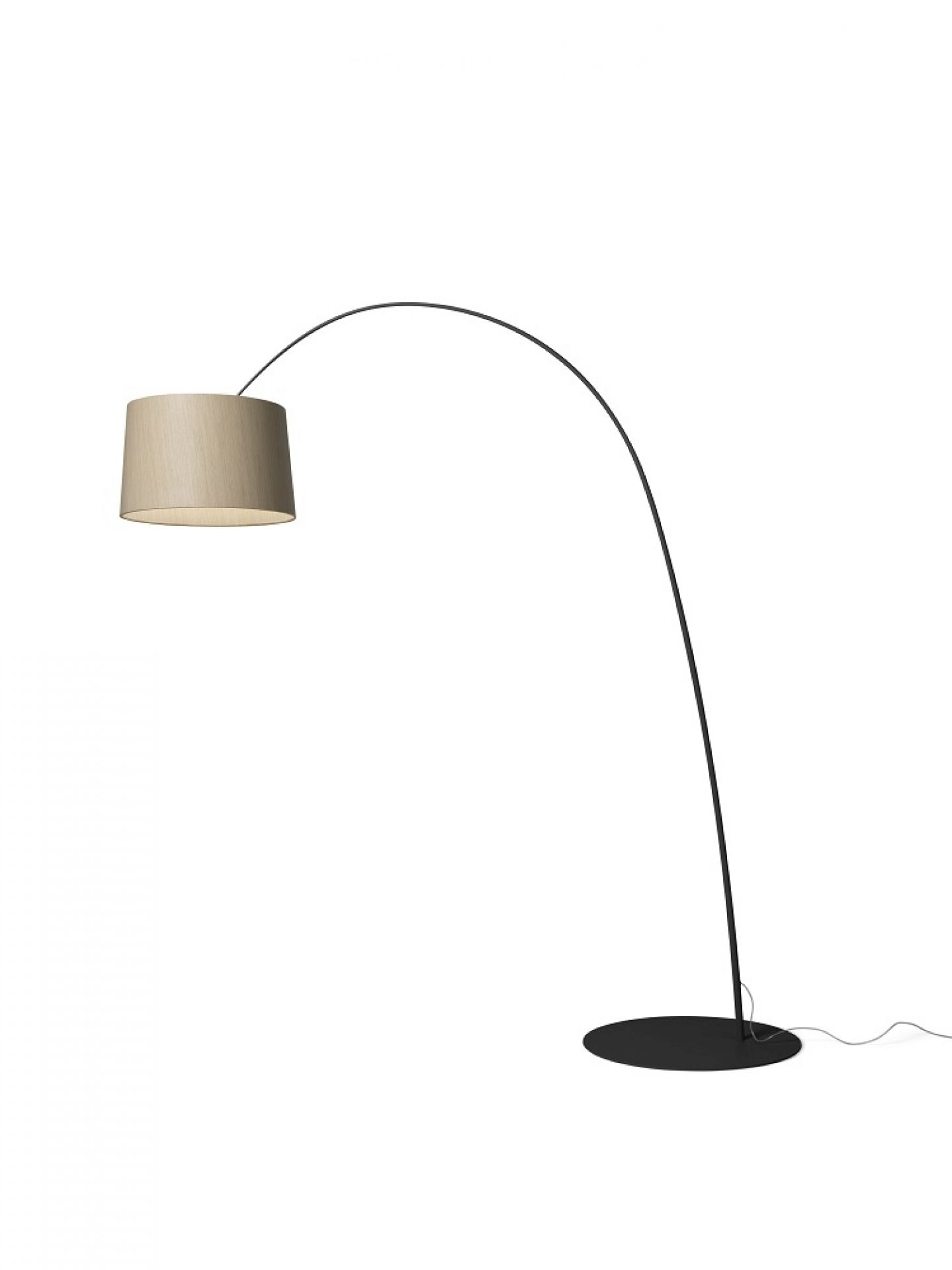 Twiggy Wood Stehleuchte von Foscarini mit Stoffschirm und schwarzem, gebogenem Lampenfuß.