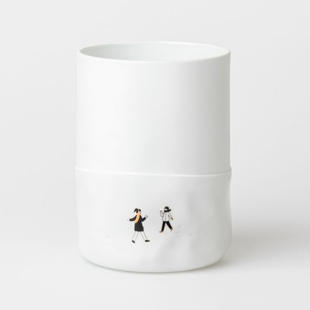 Weiße Schneetag Vase von Räder mit Illustration einer Schneeballschlacht im Winter.