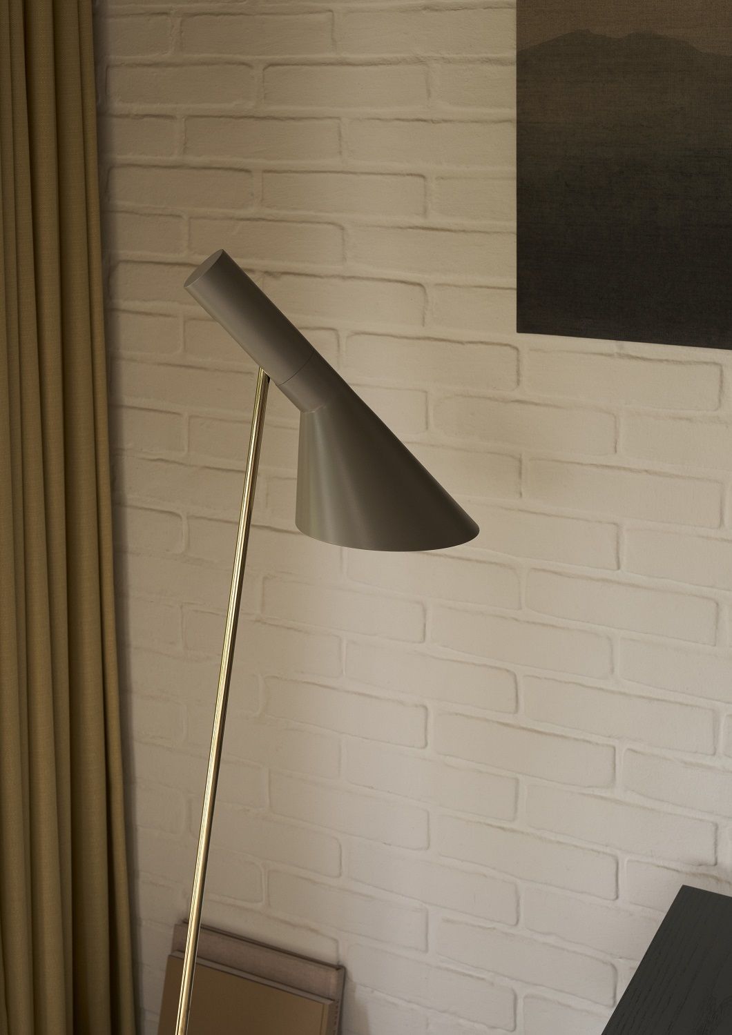 Nahaufnahme der AJ Stehleuchte von Louis Poulsen in Messing, modernes Design.