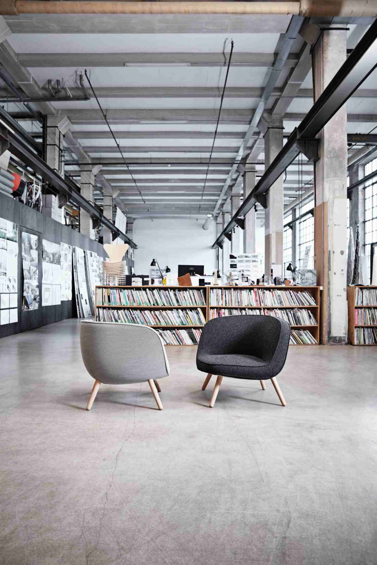 Via57 Sessel von Fritz Hansen, grauer und anthrazitfarbener Loungesessel mit Holzbeinen in modernem Büro.
