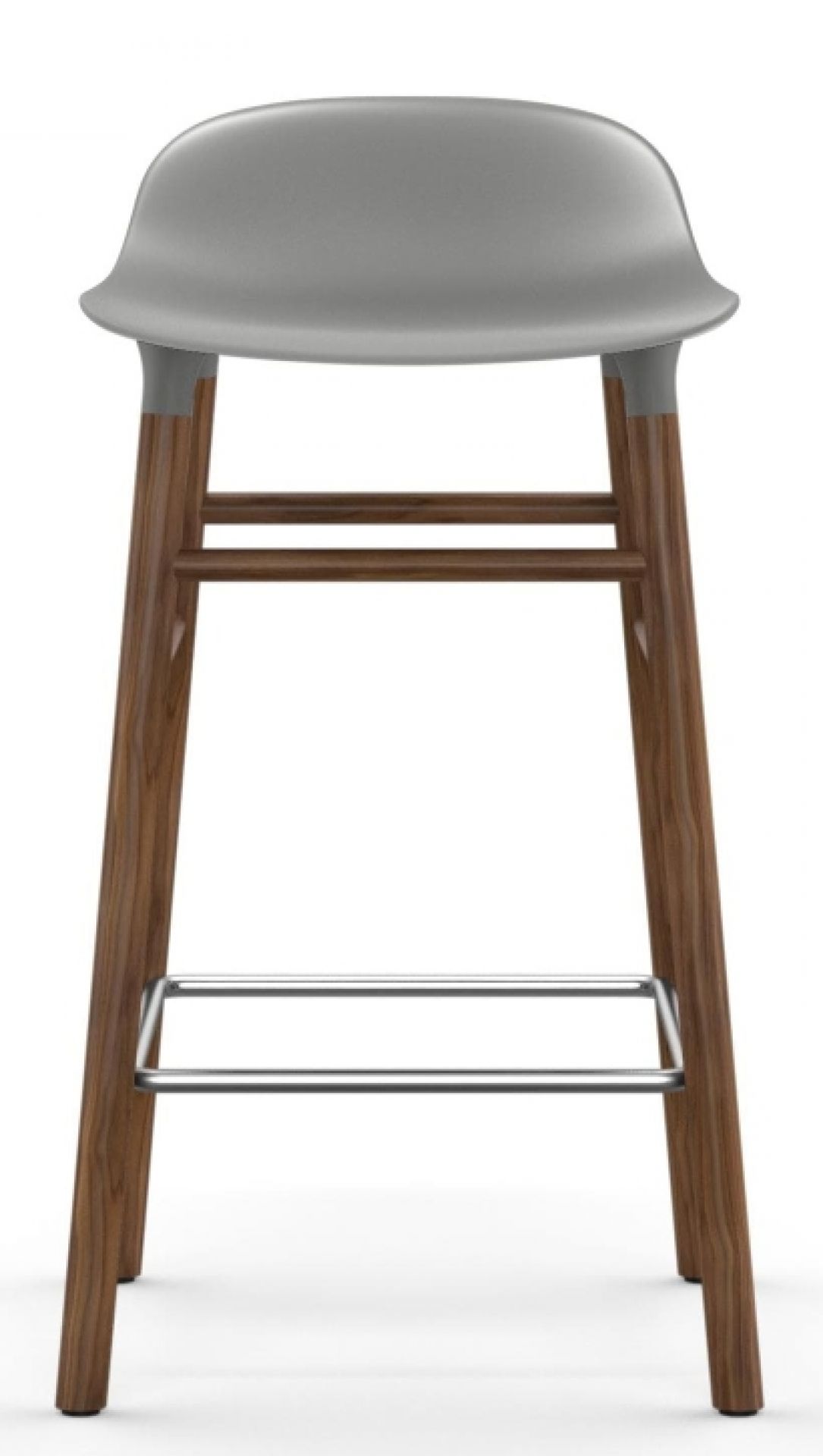 Grauer Form Barhocker von Normann Copenhagen mit Holzbeinen und Fußstütze aus Metall.