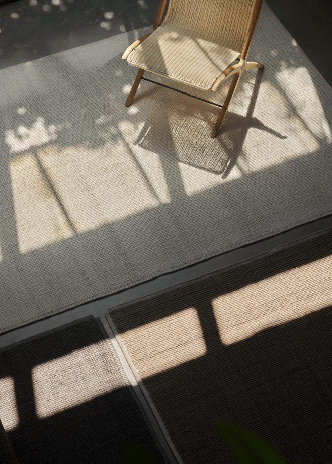 Detailansicht: AndTradition Collect Rug SC84 & SC85 Teppich mit Stuhl und Lichteffekten.