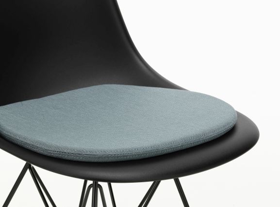 Nahaufnahme eines Soft Seats Sitzkissens in Pebble Grey auf einem schwarzen Vitra Stuhl.