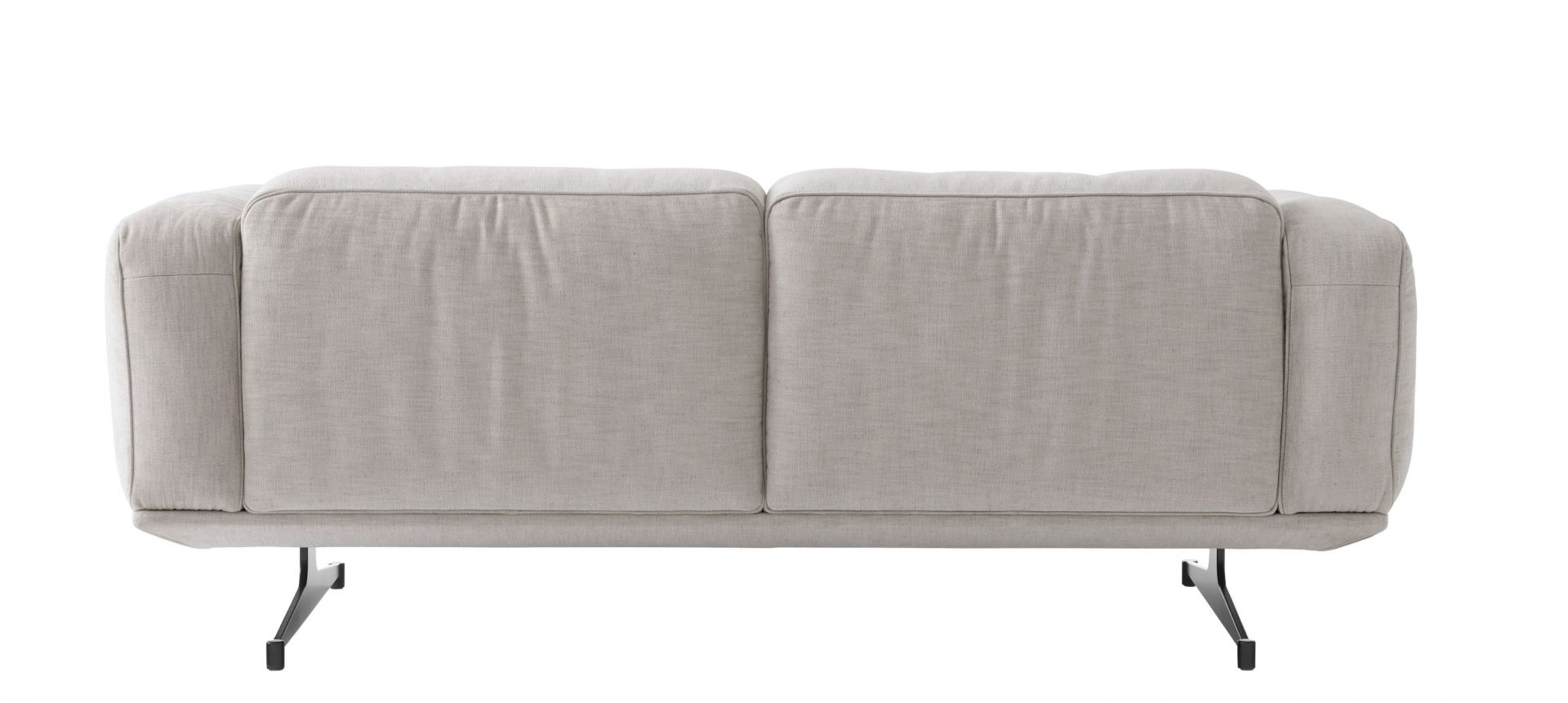 Rückansicht des AndTradition Inland Sofas AV22 / AV23 in Beige mit schwarzen Metallfüßen.