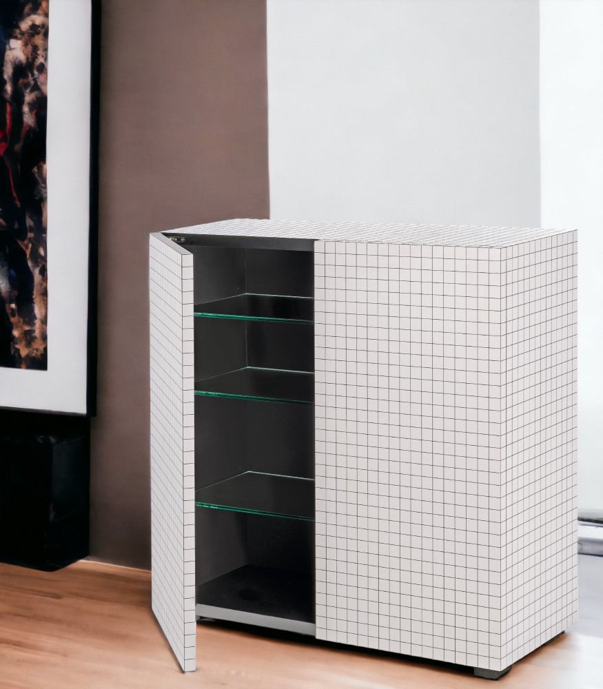 Zanotta Quaderna Schrank mit geöffneter Tür und Glasböden, modernes Designmöbel mit Rastermuster.