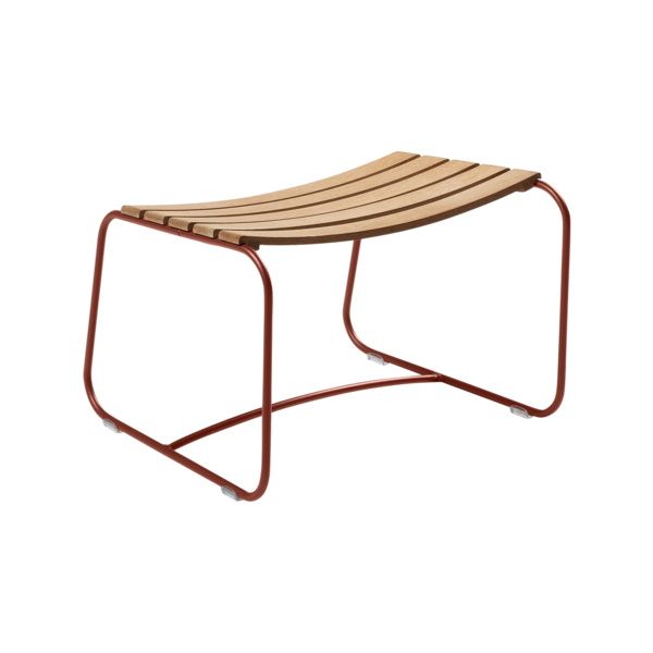 Fermob Surprising Outdoor-Hocker mit Lattenrost aus Holz und rotem Metallgestell.