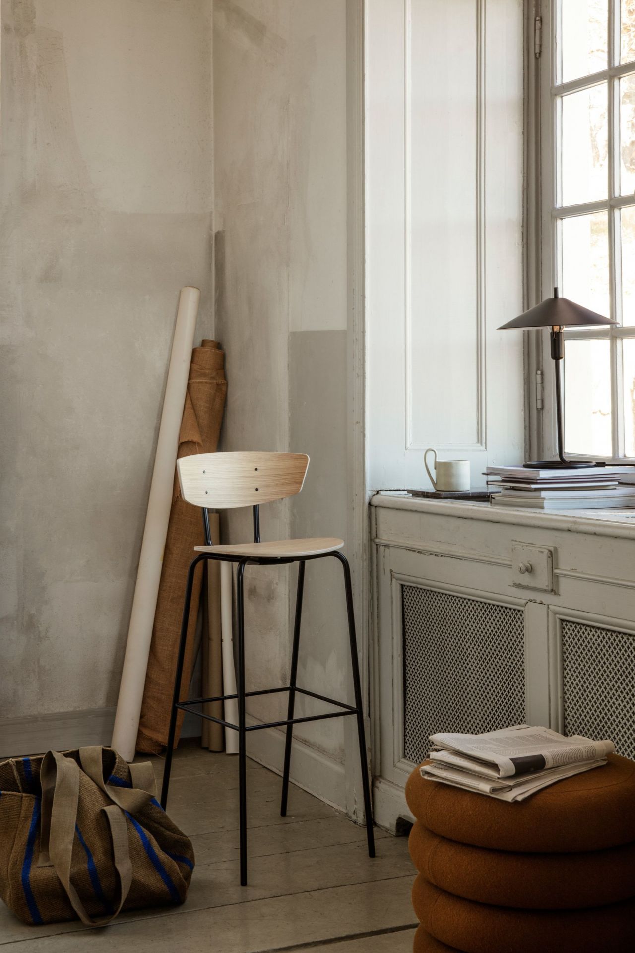 Heller Herman Barstuhl von Ferm Living mit schwarzem Gestell und hellem Holz in Wohnraum.