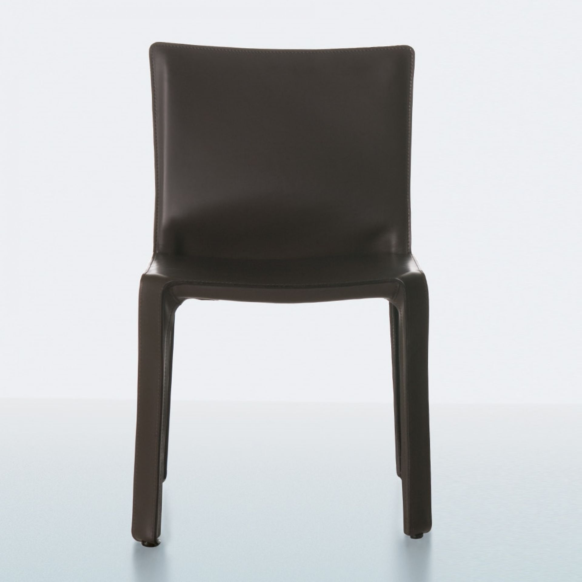 Brauner Cassina Cab Chair Stuhl mit Lederbezug, modernes Design für Esszimmer und Büro.