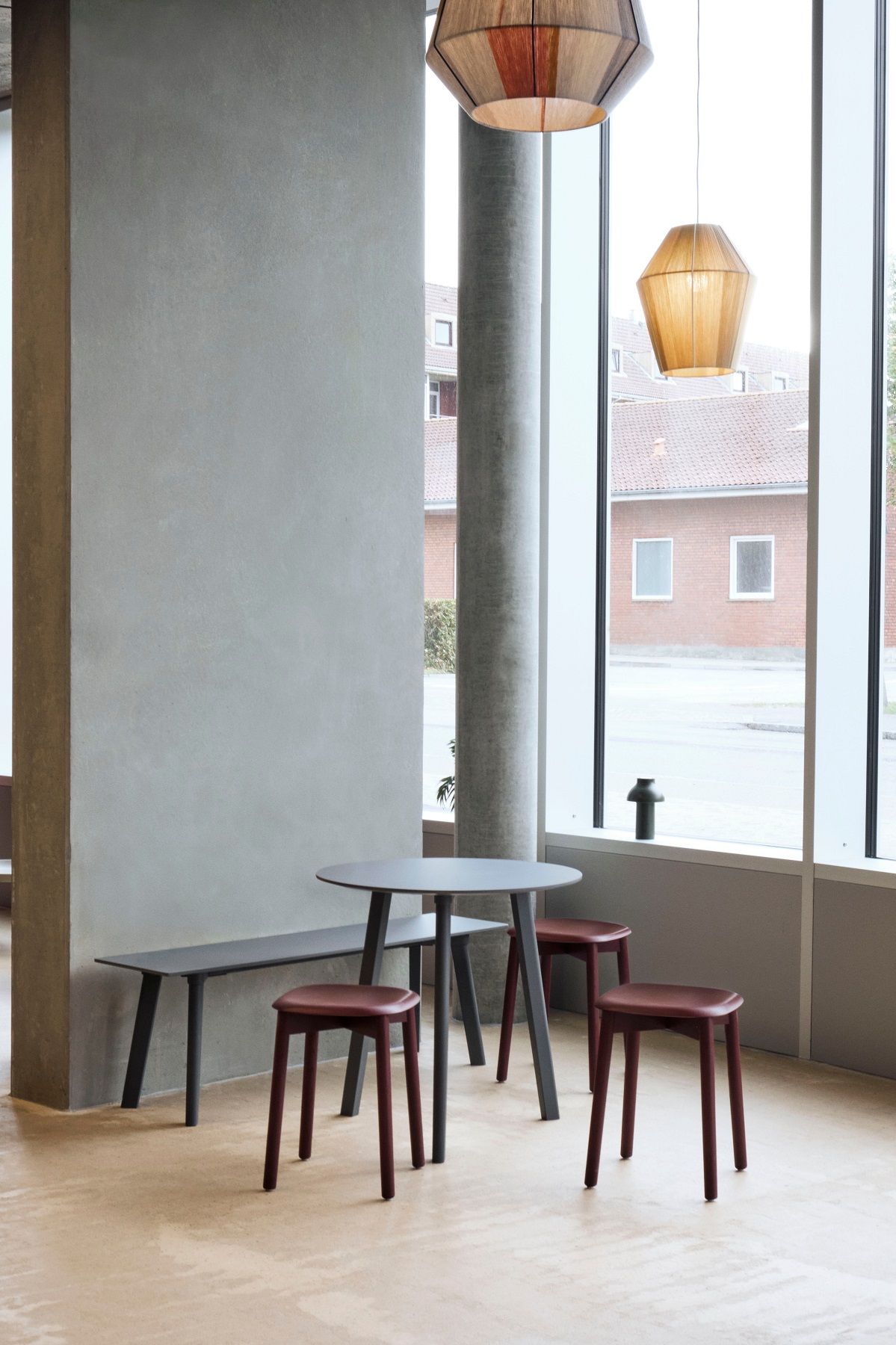CPH DEUX 220 Tisch von Hay, runder Esstisch mit Stühlen und Bank in modernem Interieur.