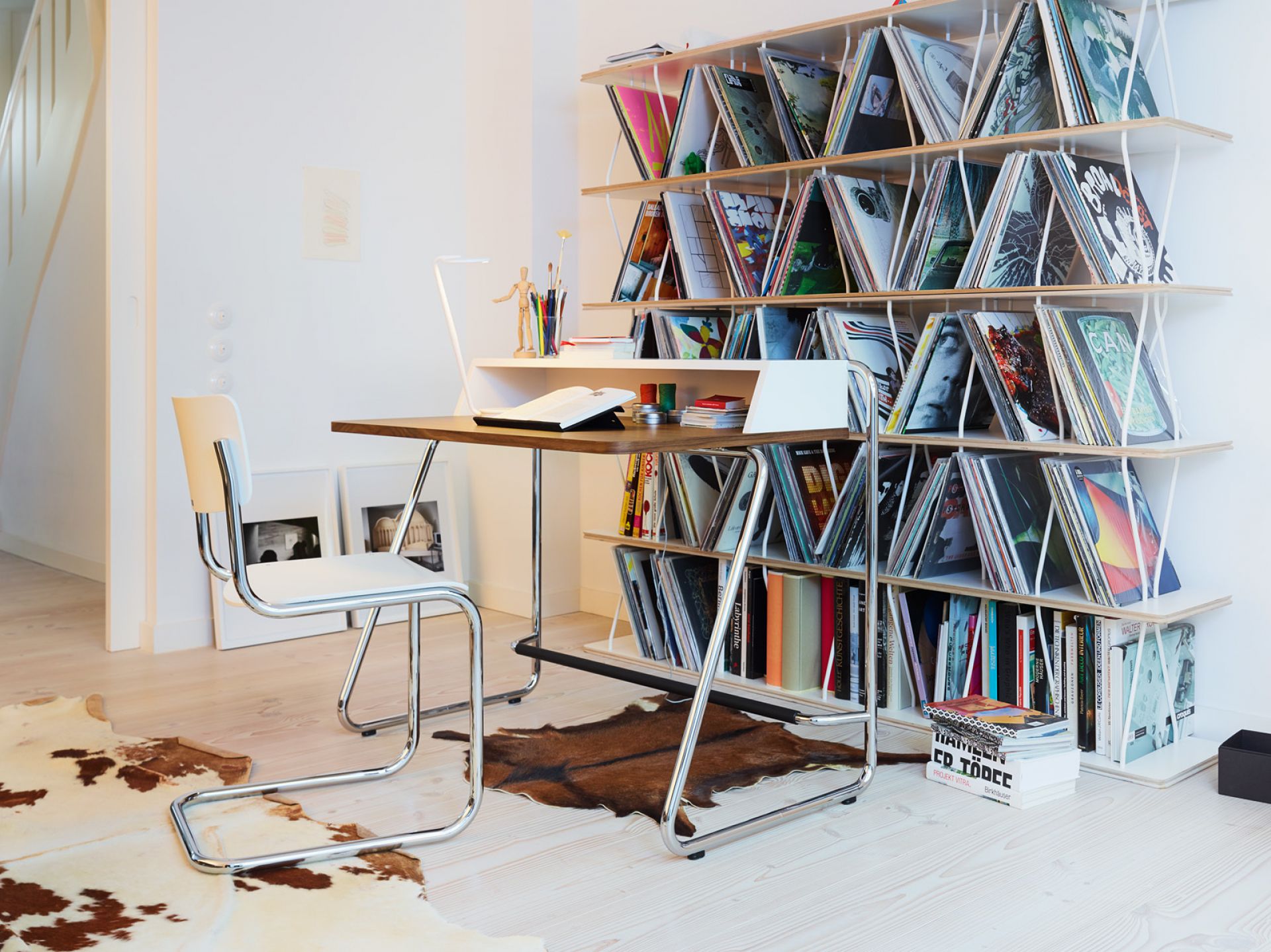 S 1200 Thonet Sekretär mit Stahlrohrgestell, Holzplatte und passendem Regal im modernen Wohnraum.