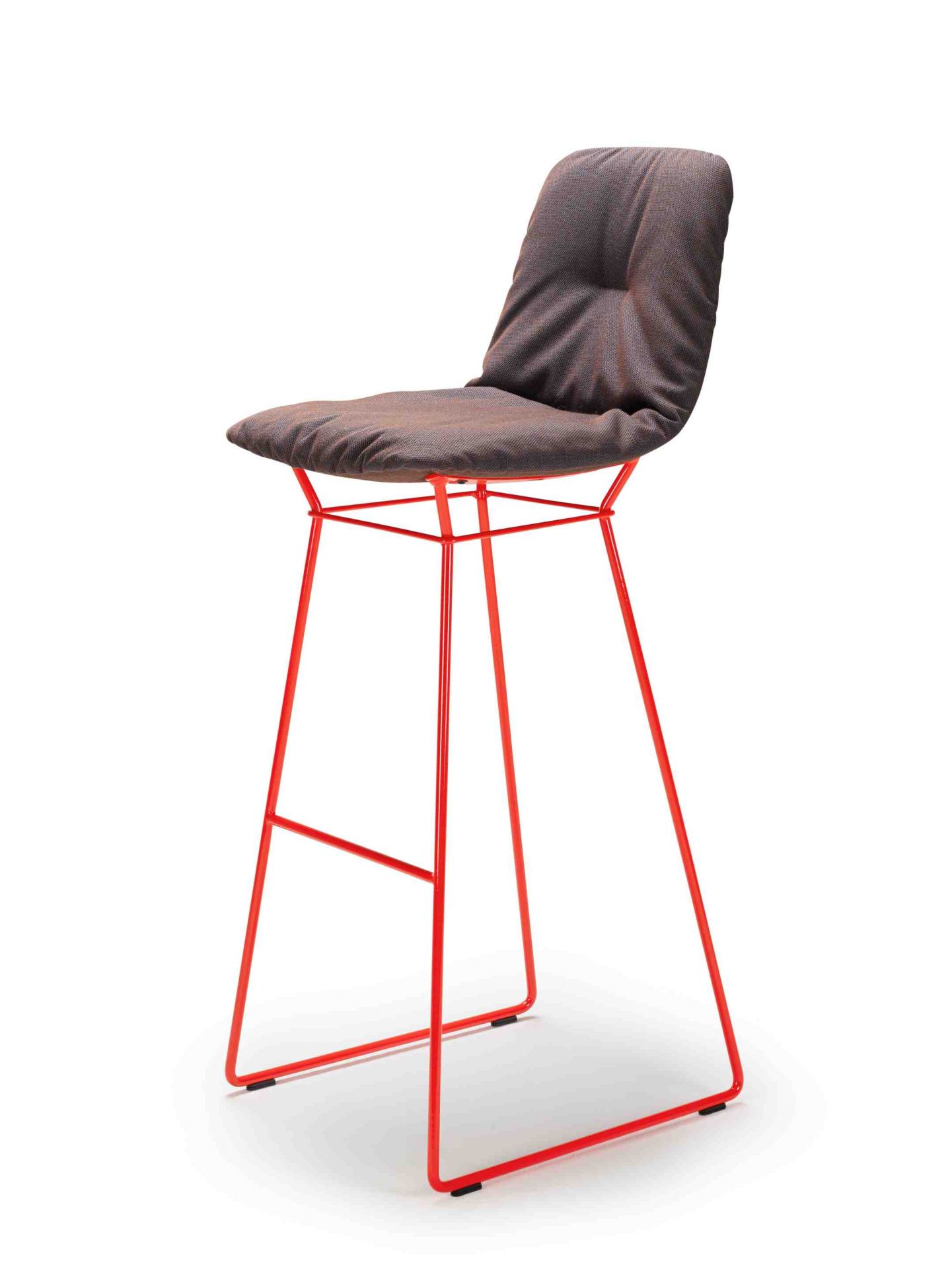 Leya Barhocker High von Freifrau Manufaktur mit braunem Sitzpolster und rotem Metallgestell.