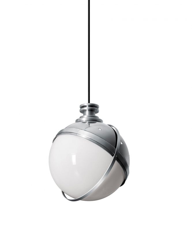 Nahaufnahme der Helena Pendelleuchte von Cassina, Aluminium und weißem Glas, modernes Design.